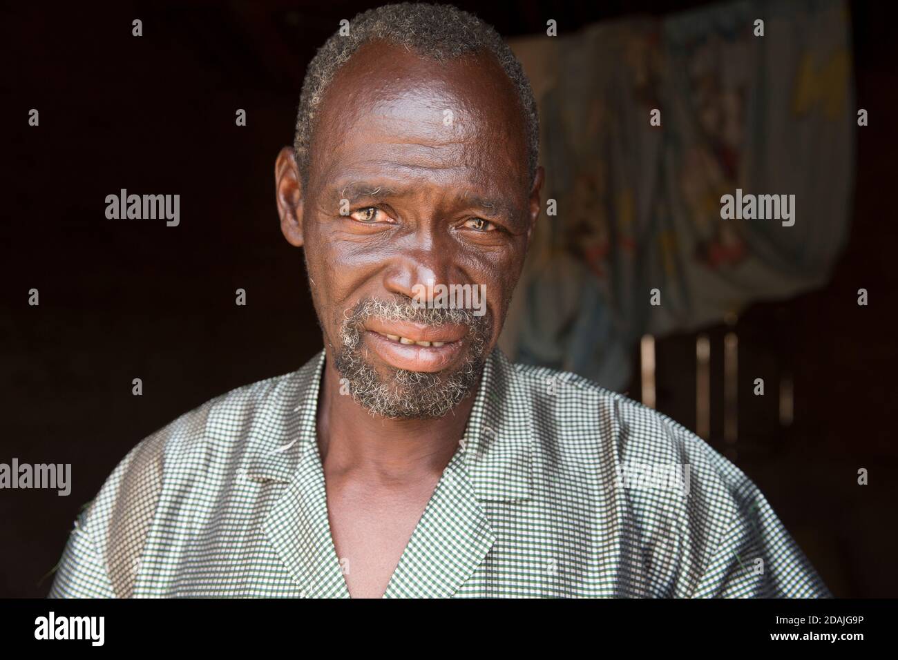 Delaba Koro, pueblo a 60 km de Selingue, Malí, 27th de abril de 2015; este pueblo tomó a muchas personas desplazadas por la presa. Oualama Doumbia, de 56 años, es agricultor, pescador, cazador, e hijo del jefe anterior. Sus expectativas de la presa no se han cumplido - esperaba buenos servicios de salud, agua potable, electricidad y una mejora general en la agricultura, pero 30 años después todavía no hay electricidad, sólo una bomba rota, el centro médico no está bien equipado y sólo hay escuela primaria para los niños. Su familia se encuentra entre los primeros colonos de la aldea. Había 500 personas en el Foto de stock