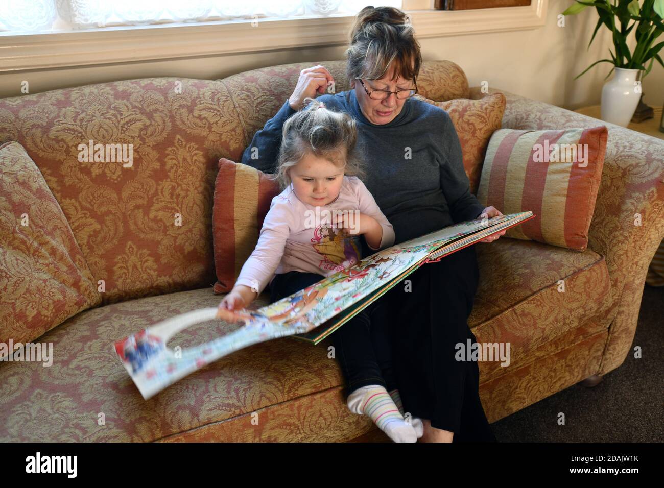 Abuela leyendo a su nieto Gran Bretaña Reino Unido Foto de stock
