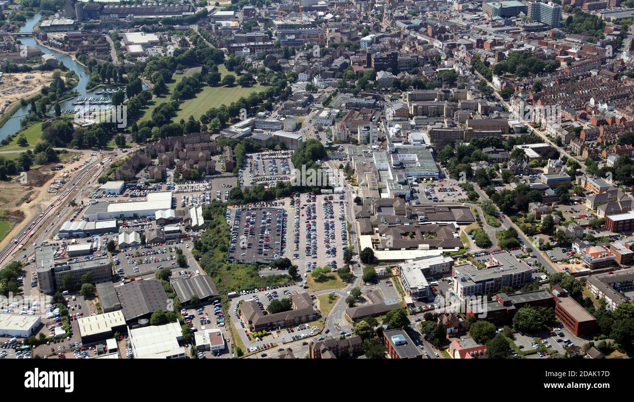 Vista aérea del Hospital General de Northampton con el centro de la ciudad en el fondo Foto de stock