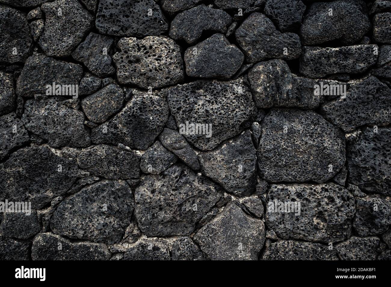 Fondo de textura de roca oscura. Pared negra de piedra volcánica Fotografía  de stock - Alamy
