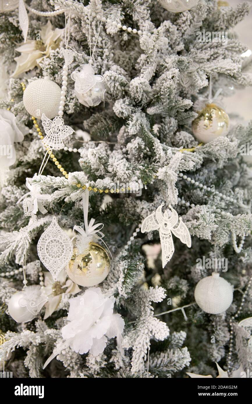 El árbol de Navidad está decorado con encaje blanco. Fondo de Navidad  Fotografía de stock - Alamy