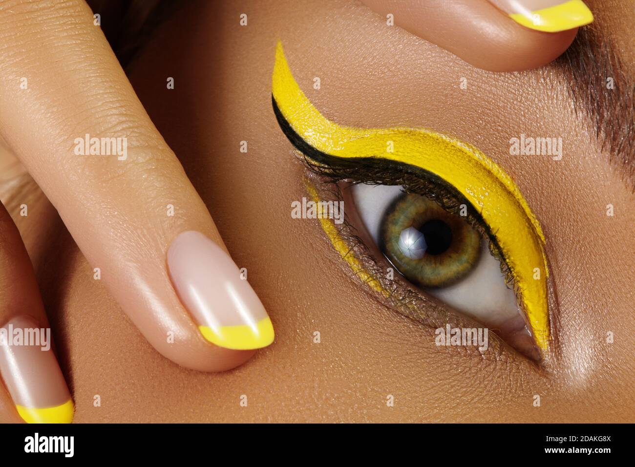 Yellow eye makeup fotografías e imágenes de alta resolución - Alamy