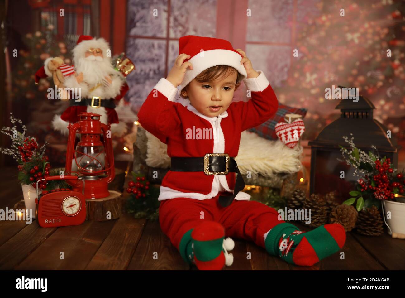 Niño en traje de Santa Claus, Navidad, Feliz año Nuevo 2021 Fotografía de  stock - Alamy