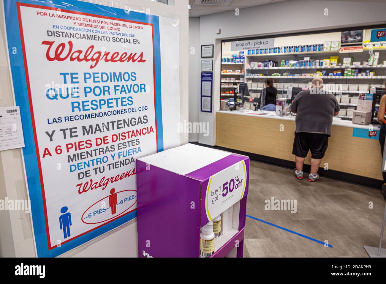Miami Beach Florida, Walgreens farmacia interior, mostrador interior información, Covid19