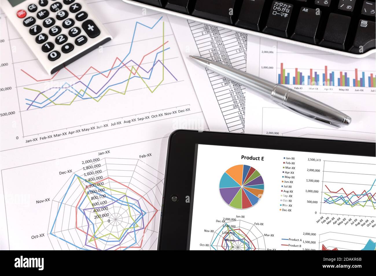 Análisis del rendimiento empresarial. Gráficos de negocios con tableta, lápiz Foto de stock