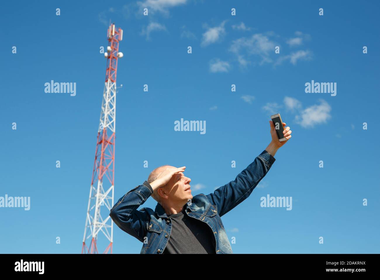 El hombre está intentando captar una señal de red móvil. La señal 3G 4G es  muy baja Fotografía de stock - Alamy
