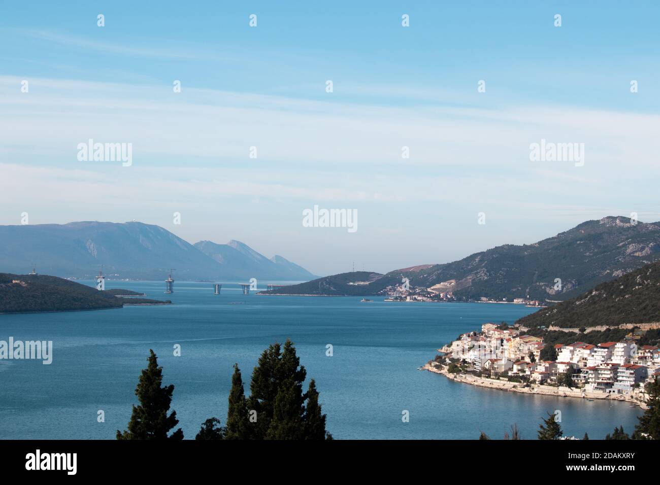 Vista lejana de un puente que se construye en Croacia, conectando la isla de Peljesac con el continente de Croacia, pasando por el territo de Neum bosnio Foto de stock