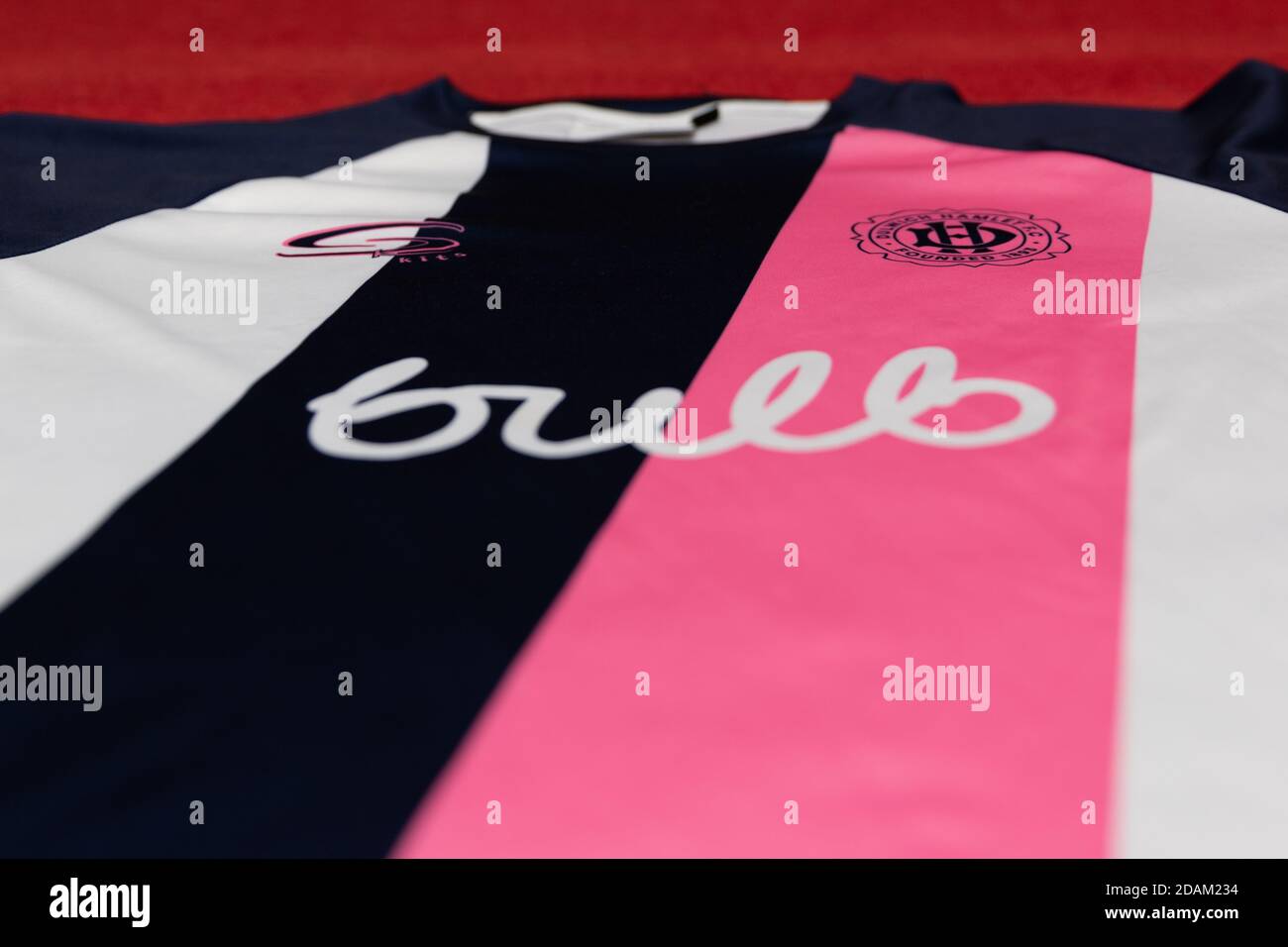 El patrocinador de la bombilla en la parte delantera del Dulwich Hamlet  2019/2020 White Woman's Away / Tercera camiseta masculina Fotografía de  stock - Alamy