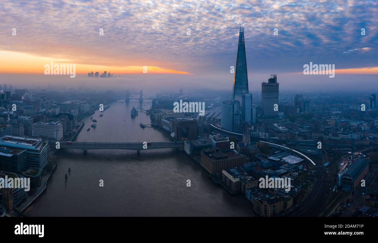 Horizonte de la ciudad de Londres, mañana amanecer vista panorámica aérea, Reino Unido Foto de stock