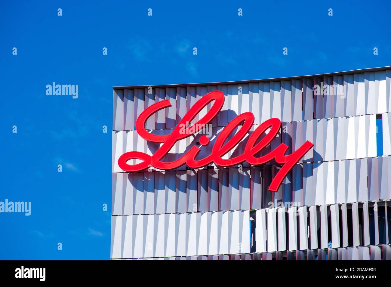 Logo de Eli Lilly sobre el campus del Lilly Biotechnology Center de una