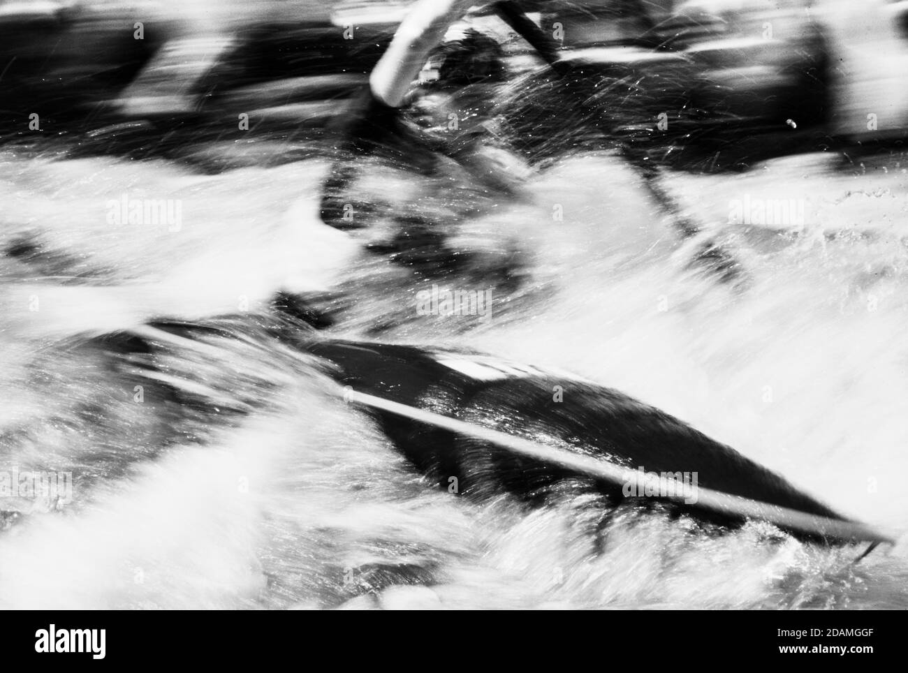 Kayak a través de rápidos de aguas rápidas. Foto de stock