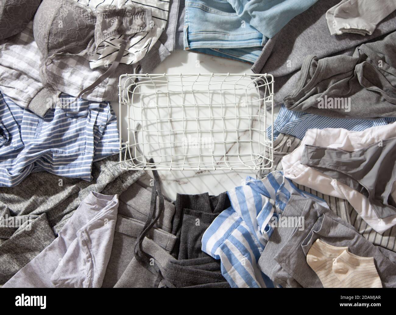 Marco hecho de ropa como pijamas, ropa interior, prendas de vestir sobre un  fondo de mármol blanco Fotografía de stock - Alamy