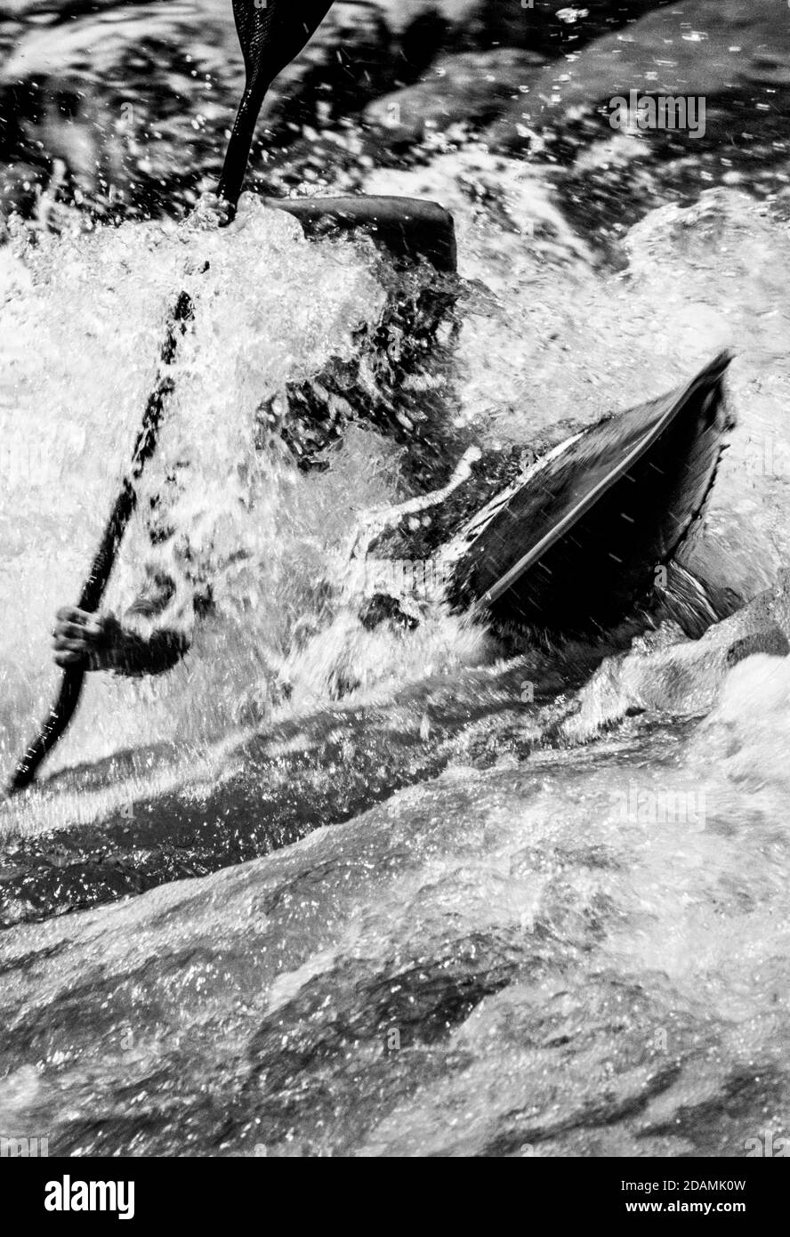 Kayak a través de rápidos de aguas rápidas. Foto de stock