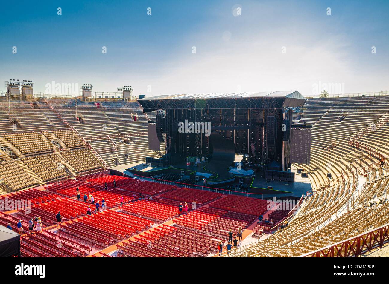 Verona, Italia, 12 de septiembre de 2019: El interior de la Arena de Verona vista con puestos de piedra y escenario. Anfiteatro romano Arena di Verona edificio antiguo, cielo azul, centro histórico de la ciudad de Verona Foto de stock