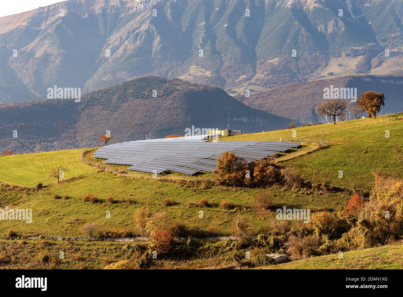 Central solar en los Alpes italianos con muchos paneles solares, Veneto, Italia, Europa. Concepto de energía renovable. Foto de stock