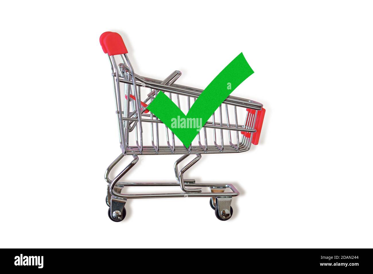 Carrito de la compra con símbolo de Marca de verificación verde sobre fondo blanco Foto de stock
