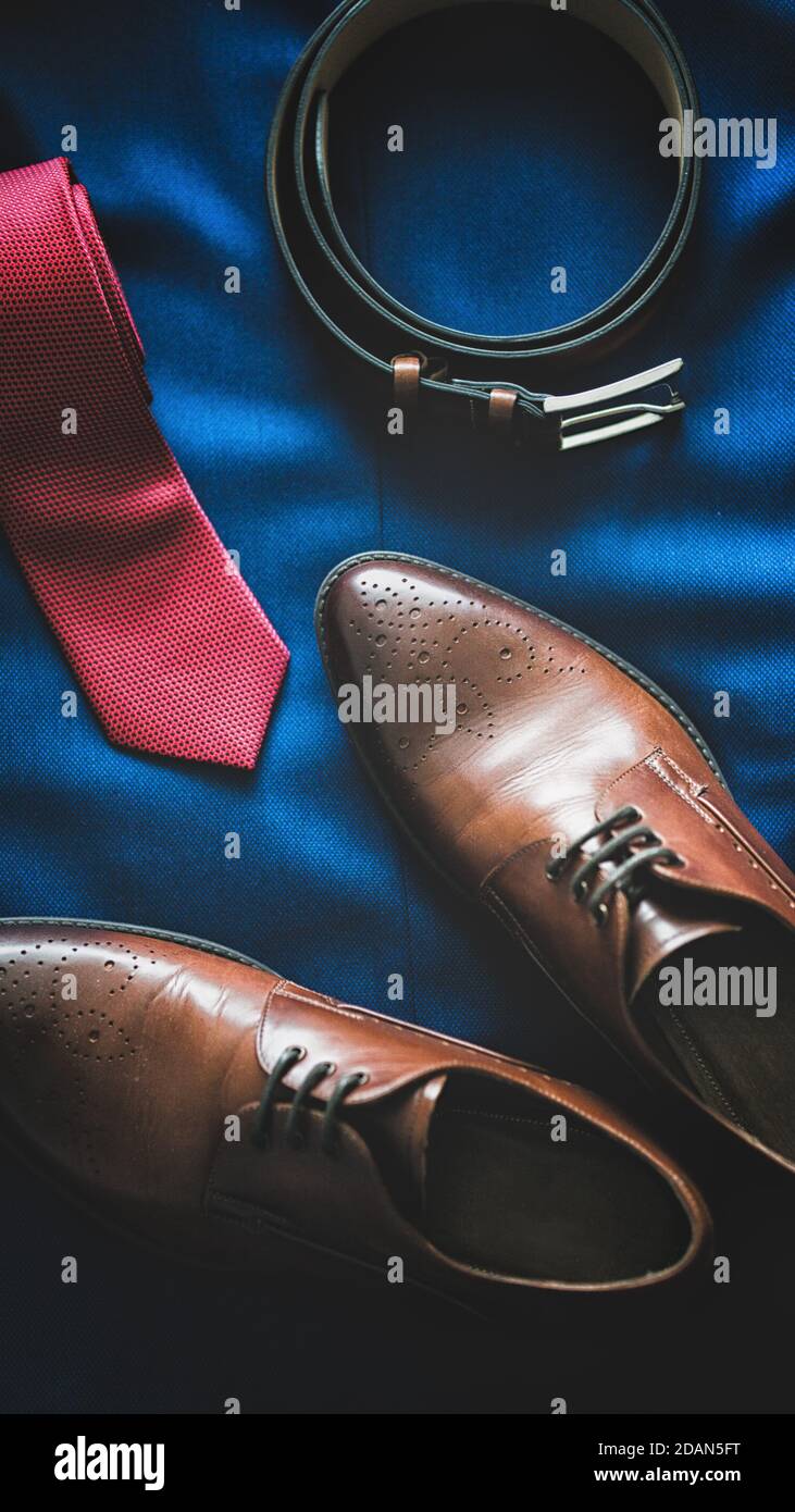 Flat Lay de hombres boda accesorios juego .Moda estilo zapatos de cuero  marrón y cinturón y corbata azul traje marino Fotografía de stock - Alamy