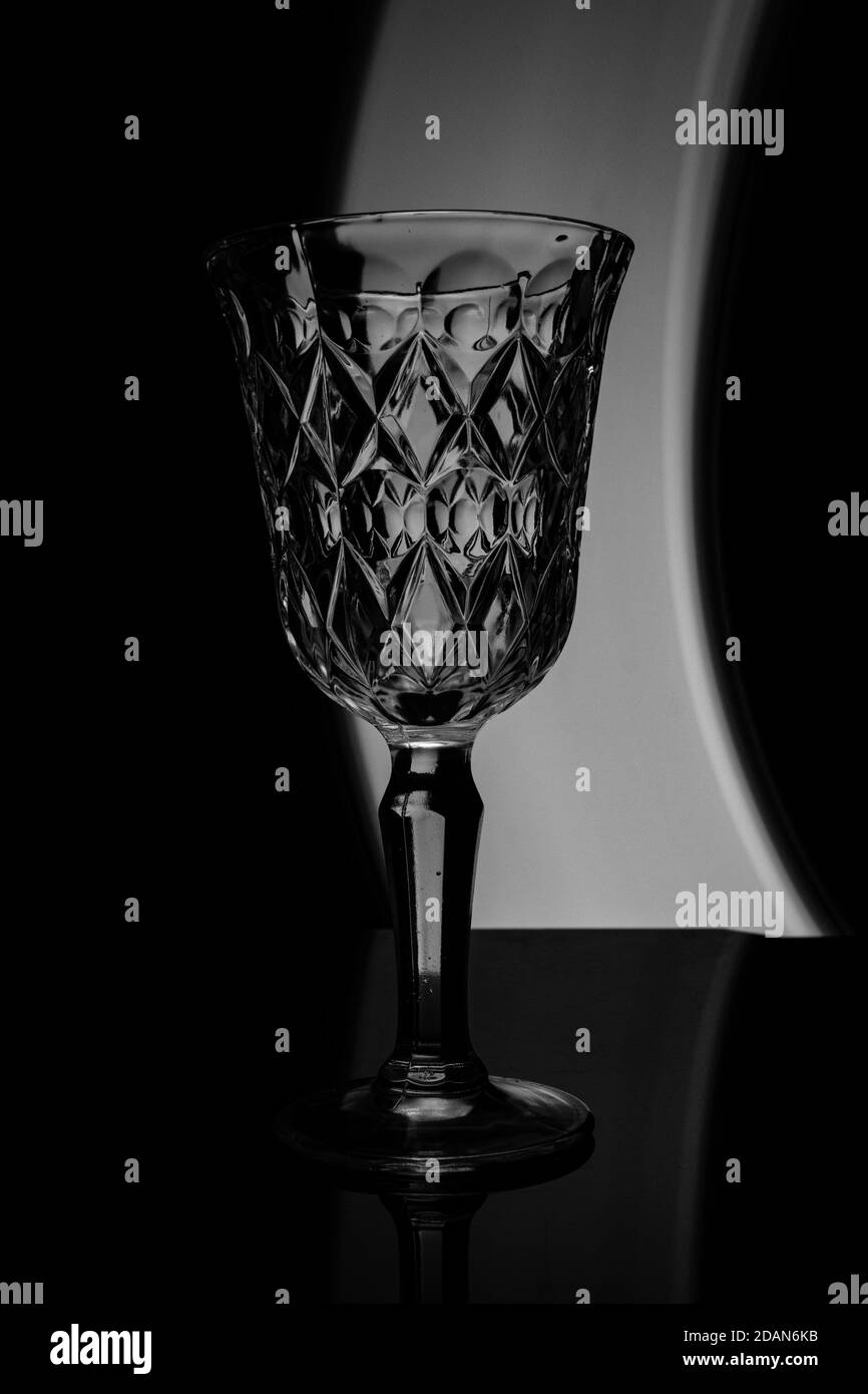copa de vino de cerca con fondo de pintura claro Foto de stock