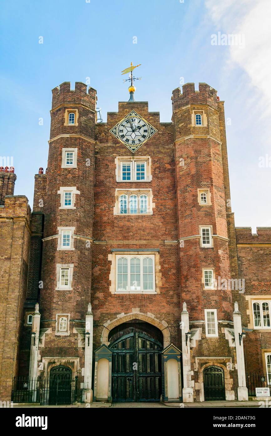 Palacio de San Jacobo un castillo real de los Tudor construido en 1536 En Londres, Inglaterra, Reino Unido, que es un destino turístico popular atracción turística punto de referencia de la cit Foto de stock