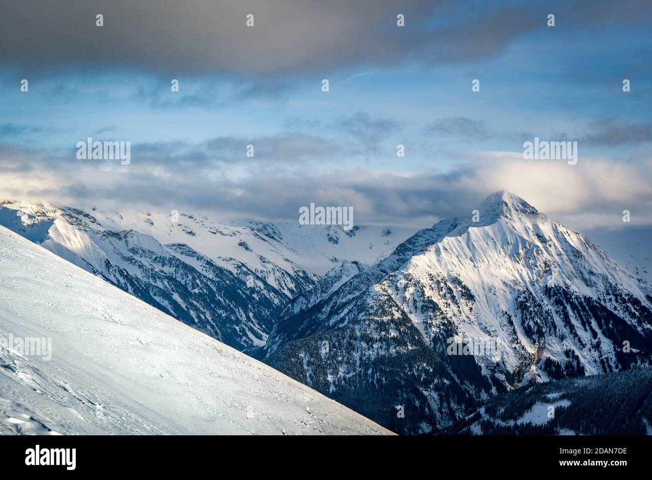pista de esquí en las montañas nevadas Foto de stock