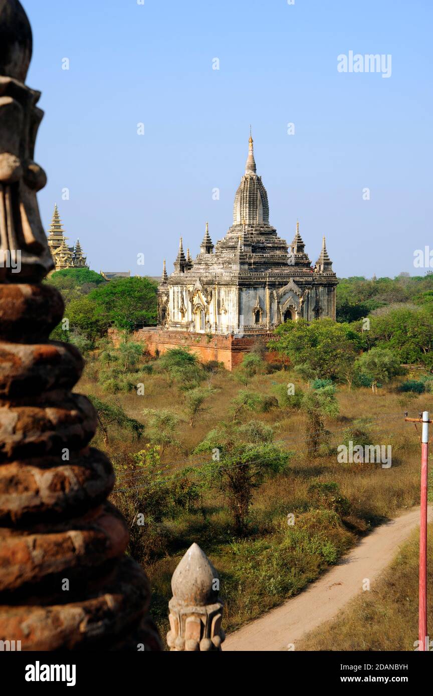 Vista vertical de un hermoso templo en Bagan Myanmar Foto de stock