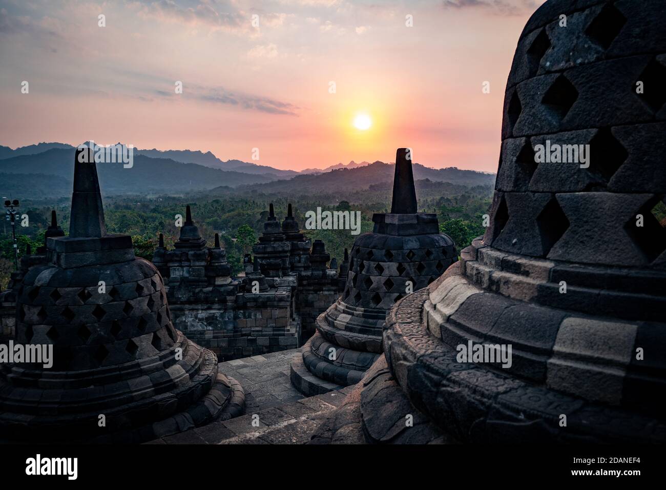 Puesta de sol en el templo Borobudur en indonesia Foto de stock