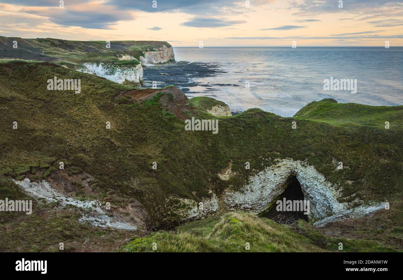 Escapadas de un día sobre el mar y acantilados erosionados de tiza bajo el brillante cielo otoñal en la marea baja a lo largo de la costa noreste a lo largo de Flamborough Head en Yorkshire, Reino Unido. Foto de stock