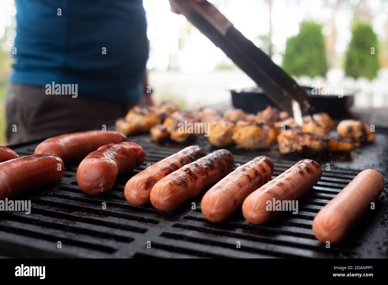 Salchichas a la parrilla al aire libre en una parrilla a gas Fotografía de  stock - Alamy