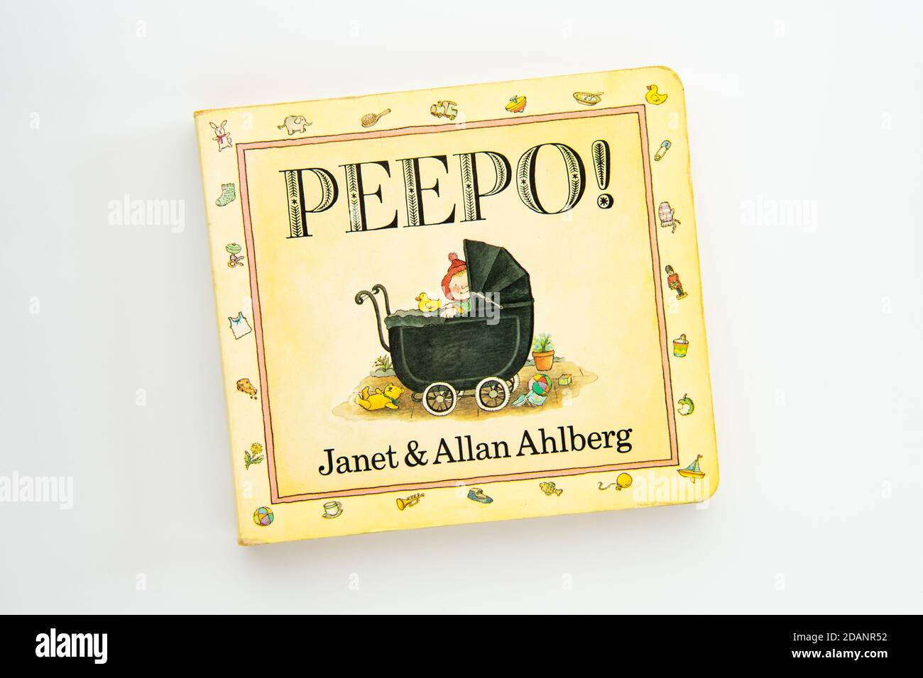 ¡Peepo! Por Janet y Allan Ahlberg - libro de juntas para bebés y niños pequeños Foto de stock