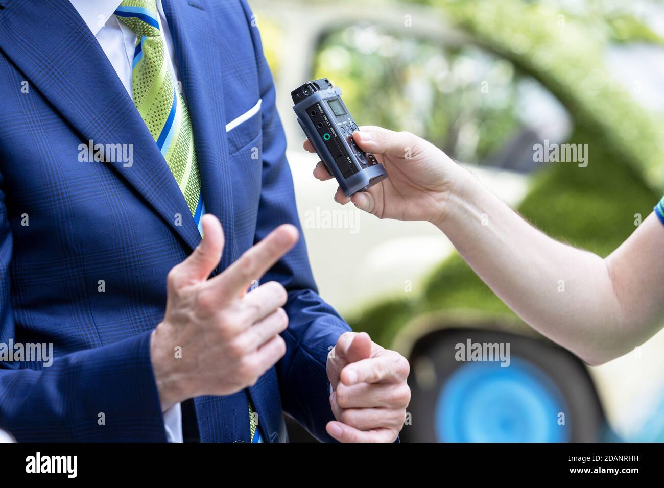 Periodista sosteniendo grabadora de voz haciendo una entrevista en los  medios con el político o. persona de negocios Fotografía de stock - Alamy