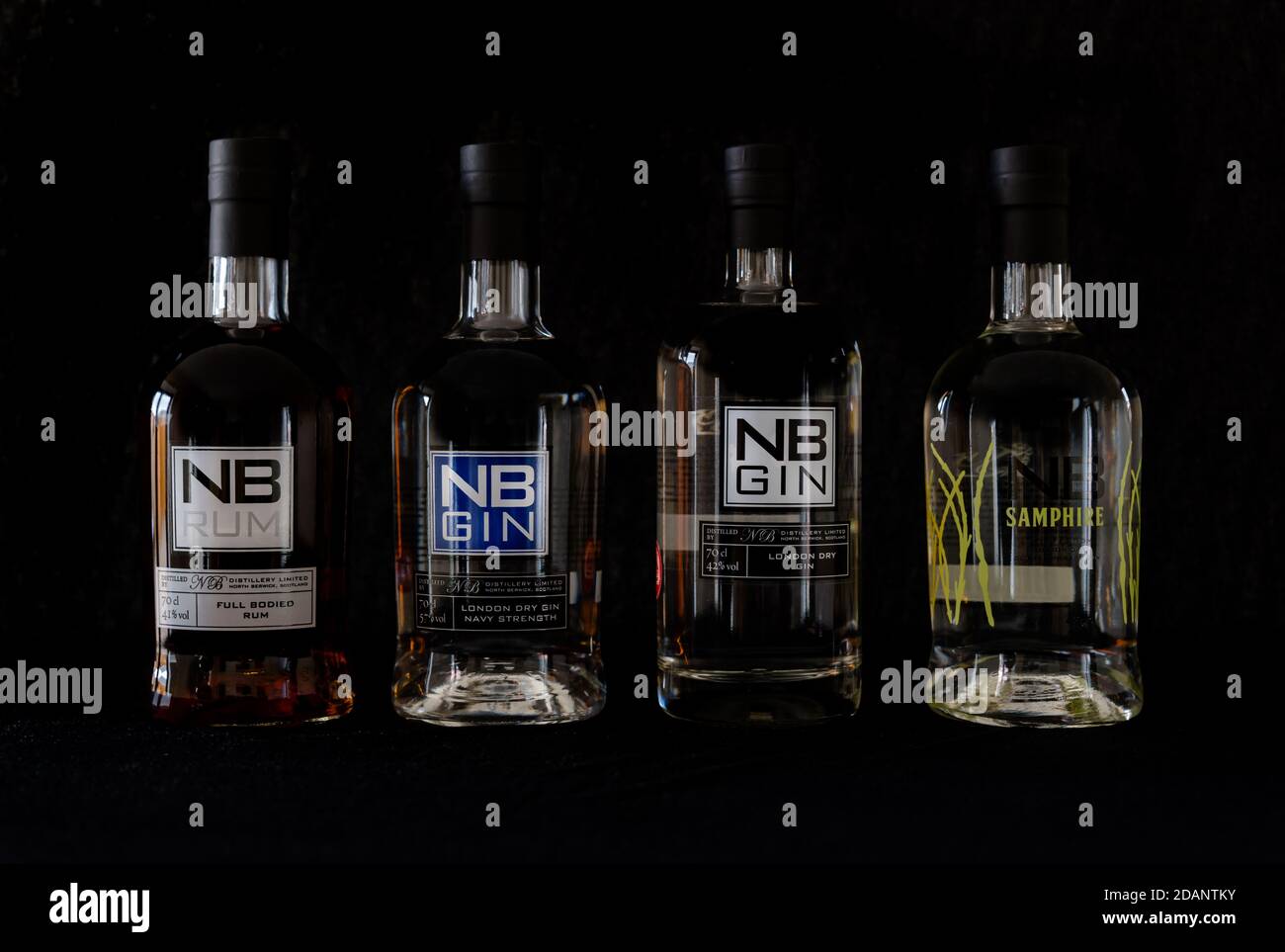 Botellas de destilería North Berwick: NB run, NB Navy Strength gin, NB gin & NB Samphire gin Foto de stock
