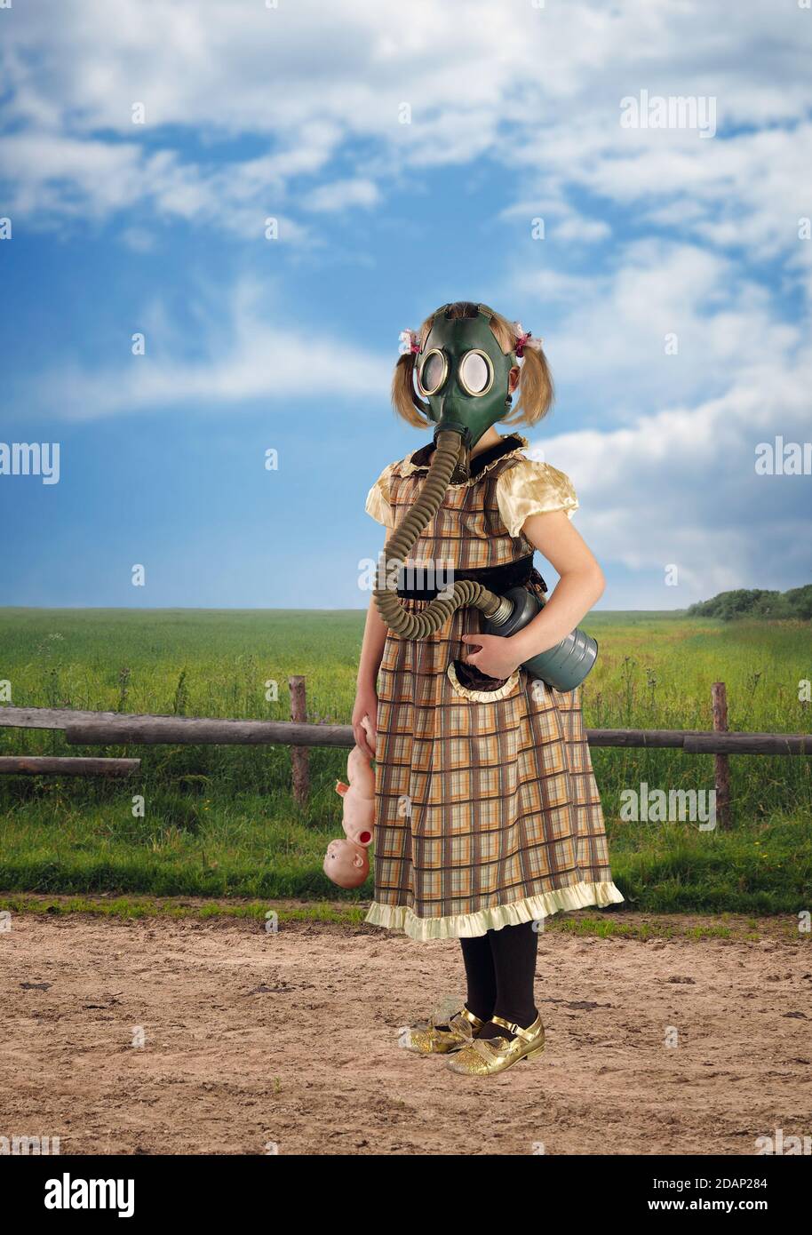 Un niño una máscara de gas en el medio de naturaleza Fotografía de - Alamy