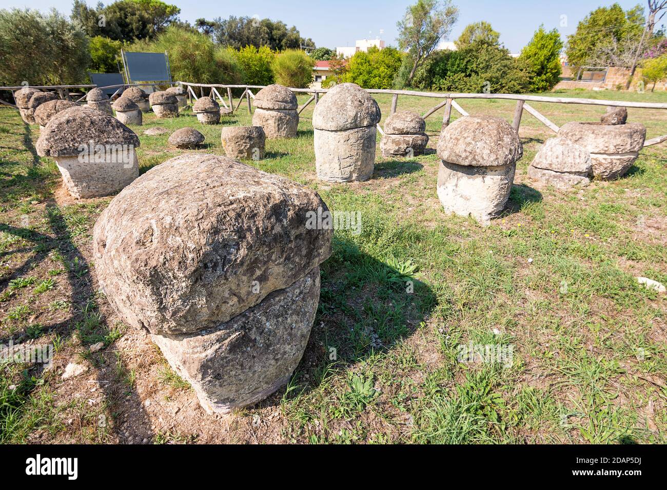 Algunas piedras etruscas sepulcrales en Tarquinia (Italia) Foto de stock