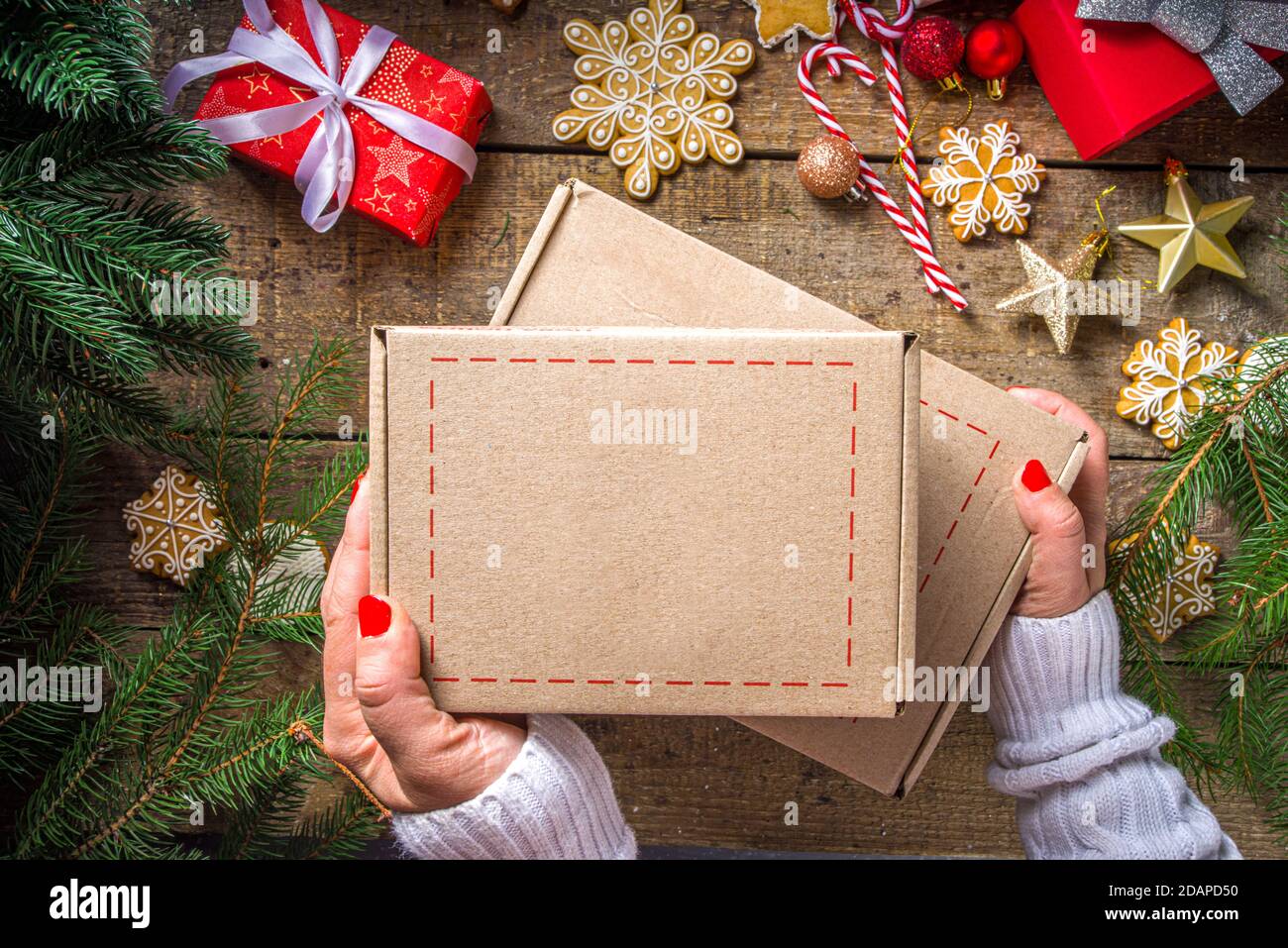 Paquete de caja de regalo de Navidad. Intercambio de regalos Navidad año  Nuevo concepto en covid-19 pandemia. Juego secreto de Santa post. El  embalaje de regalos, galletas en el paquete. W Fotografía