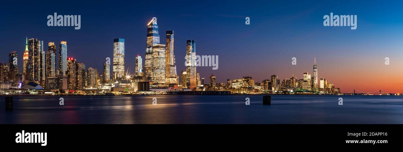 Manhattan West horizonte al atardecer. Rascacielos de Hudson Yards y World Trade Center. Paisaje urbano desde el otro lado del río Hudson, Nueva York, NY, Estados Unidos Foto de stock