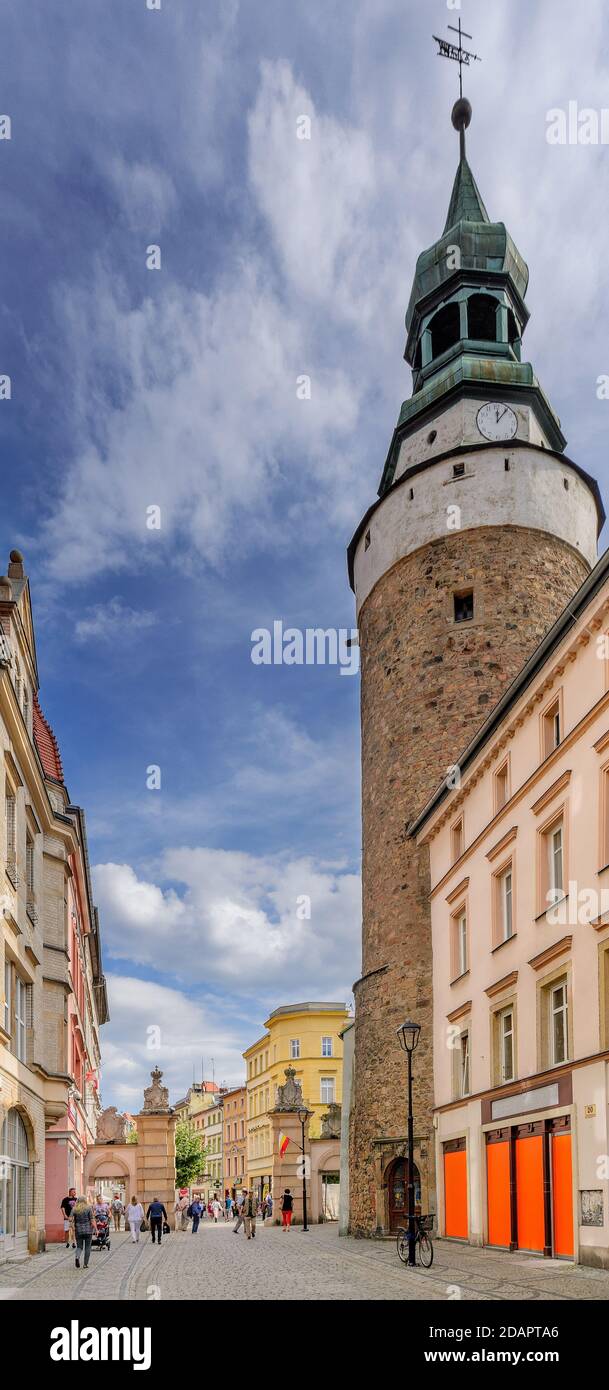 Wojanowska Torre y Puerta. Ciudad de Jelenia Gora, (alemania: Hirschberg im Riesengebirge), provincia de Baja Silesia, Polonia. Foto de stock