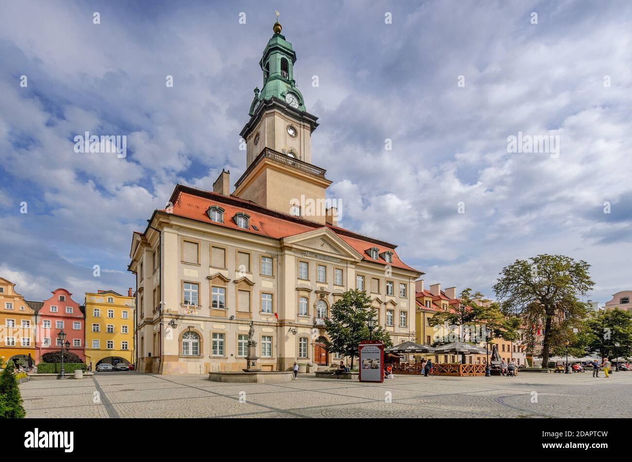 El ayuntamiento en el mercado. Ciudad de Jelenia Gora, (alemania: Hirschberg im Riesengebirge), provincia de Baja Silesia, Polonia. Foto de stock