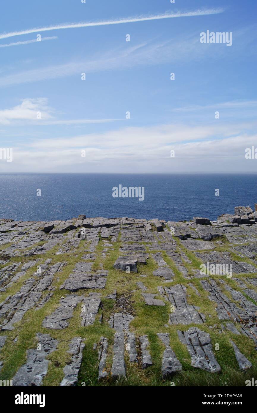 Acantilado junto al mar en Irlanda con vistas al océano y.. cielo Foto de stock