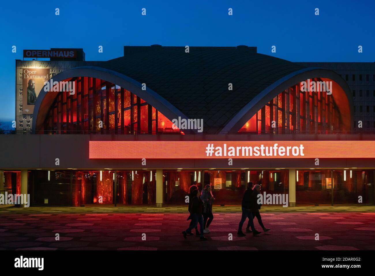 Dortmund, 14.11.2020: Das wegen der Coronakrise geschlossene Teatro Dortmund erleuchtet in roten Farben. Damit schließt es sich dem Aktionsbündnis '#alarmstuferot' an, das auf die not der Spielstäten hinweist. Der Vorstellungsbetrieb des Theatre Dortmund ist ab dem 2.11. Bis zum 30. Noviembre (vorläufig) eingestellt. Foto de stock