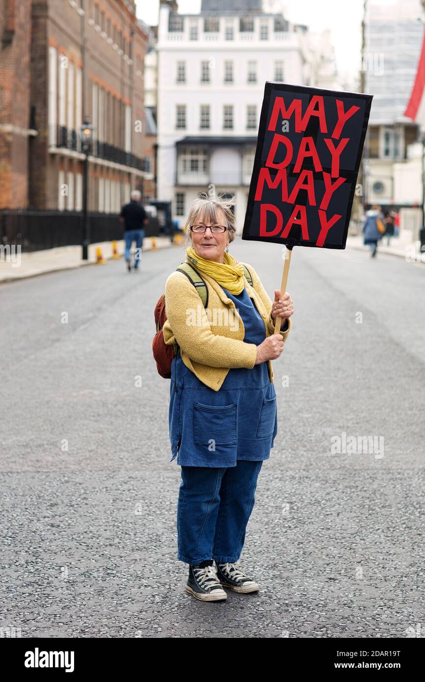 LONDRES, REINO UNIDO - UN manifestante anti-brexit tiene un cartel durante una protesta anti-Brexit el 23 de marzo de 2019 en Londres. Foto de stock