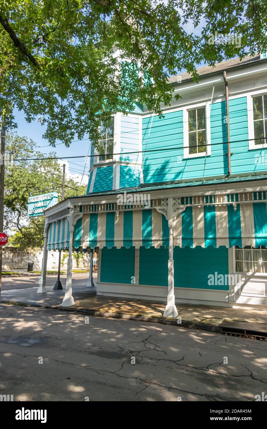 Casa pintada de verde aguamarina en Nueva Orleans, Luisiana Fotografía de  stock - Alamy