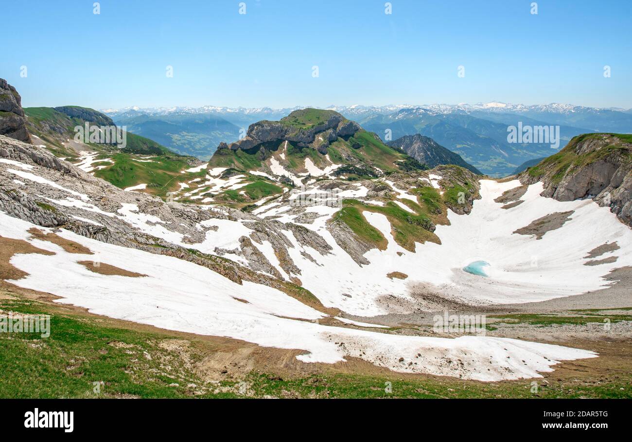 Paisaje de montaña con nieve residual, Haidachstellwand pico, 5-cumbre vía ferrata, caminata en las montañas de Rofan, Tirol, Austria Foto de stock