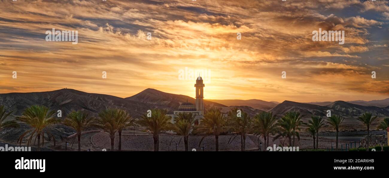 Mezquita con palmeras al atardecer en Malikia Resort Abu Dabbab, Hilton Nubian Resort, al Qusair, Marsa Alam, Egipto Foto de stock