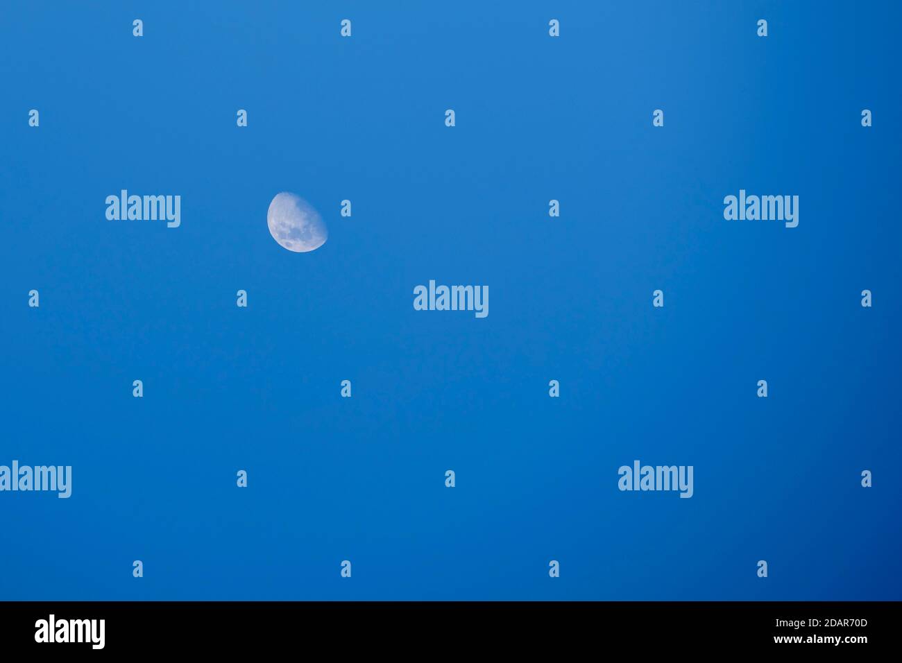 Menguando la media luna en el cielo del día, cielo azul, Austria Foto de stock