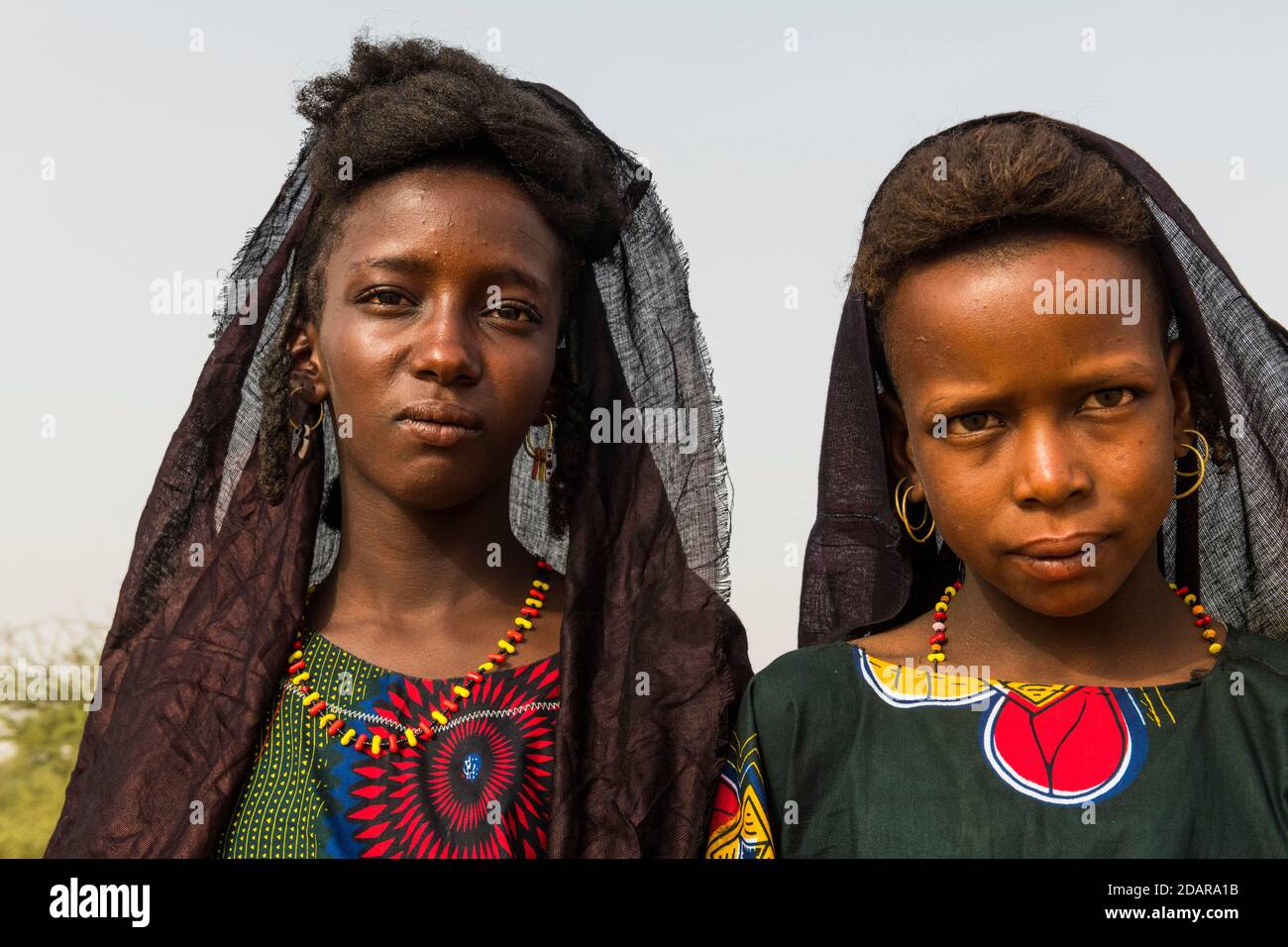 Niñas jóvenes en el festival de Gerewol, concurso ritual de cortejo entre el pueblo Woodaabe Fula, Níger Foto de stock