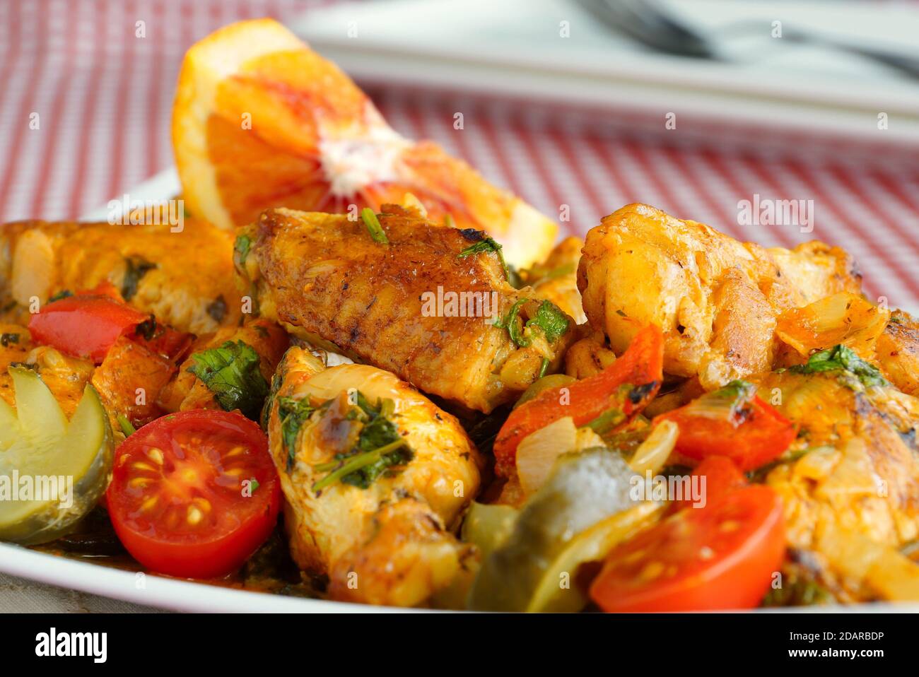 Alas de pollo estofadas con pepino naranja y encurtido Fotografía de stock  - Alamy