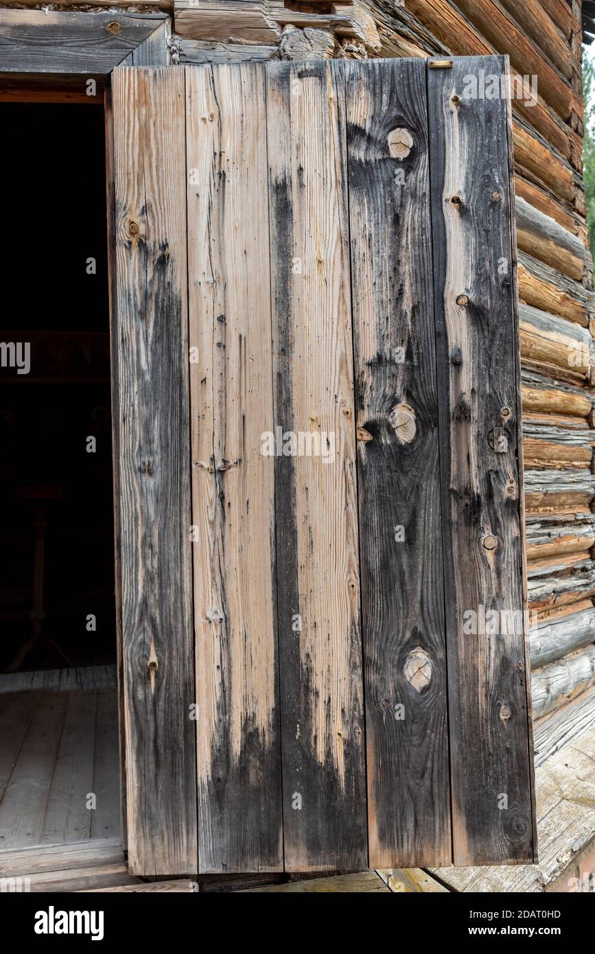 cámara Intento Mojado Puerta abierta de madera de época hecha con tablas desgastadas como fondo  Fotografía de stock - Alamy