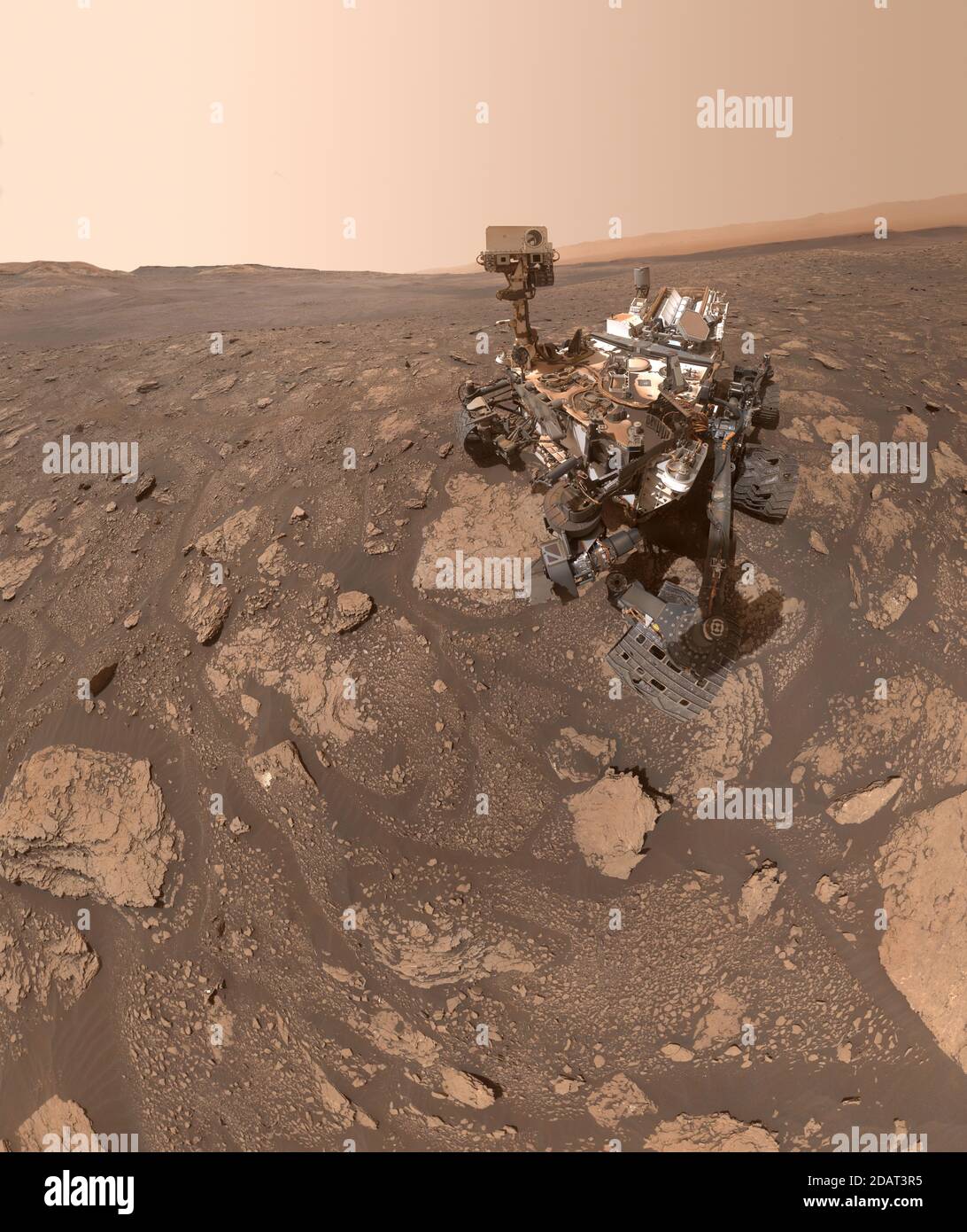 MARTE - 12 de noviembre de 2020 - un autorretrato de la NASA Curiosity Mars rover tomó este selfie en un lugar Apodado 'Mary Anning' después de un centur 19 Foto de stock
