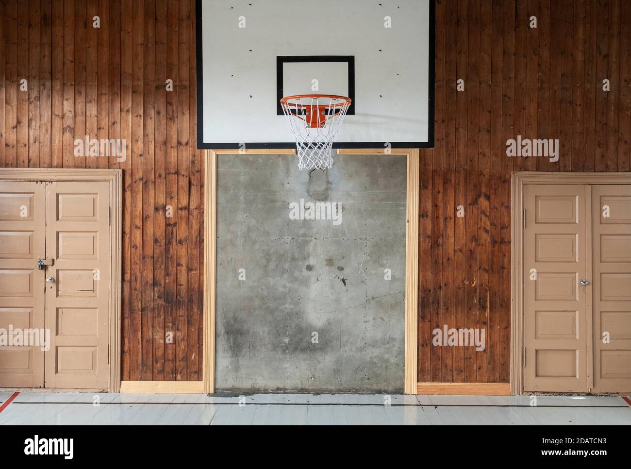 Interior de una cancha de baloncesto retro en un antiguo gimnasio Foto de stock