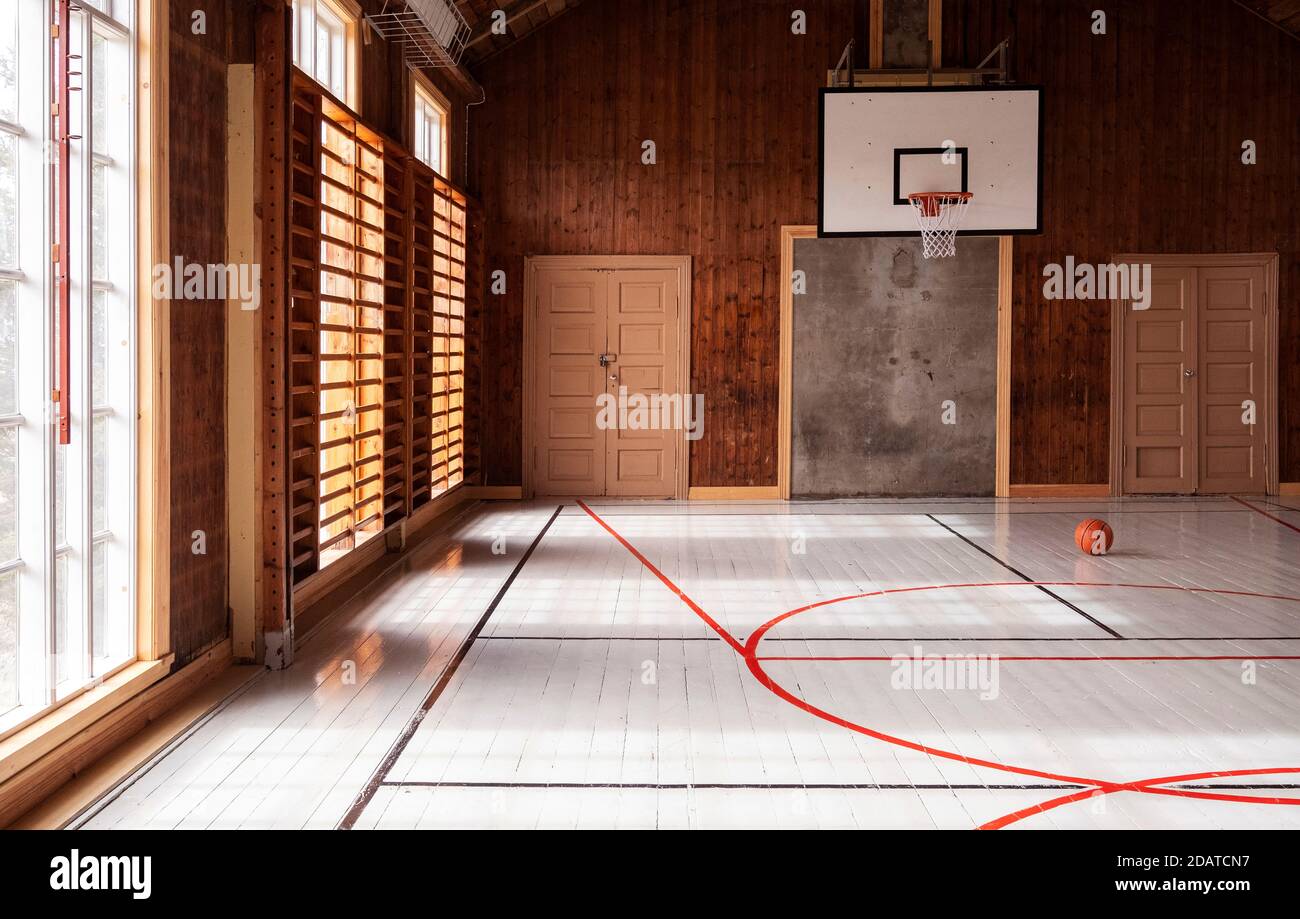 Interior de una cancha de baloncesto retro en un antiguo gimnasio Foto de stock